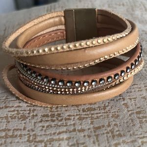 Bracelet with magnetic closure